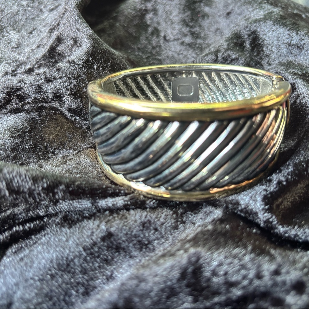 Vintage Beautiful Two Tone Women’s Grooved Hinged Clamp Bracelet 7in